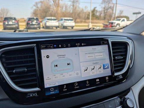 Used 2023 Chrysler Pacifica Touring-L image 11