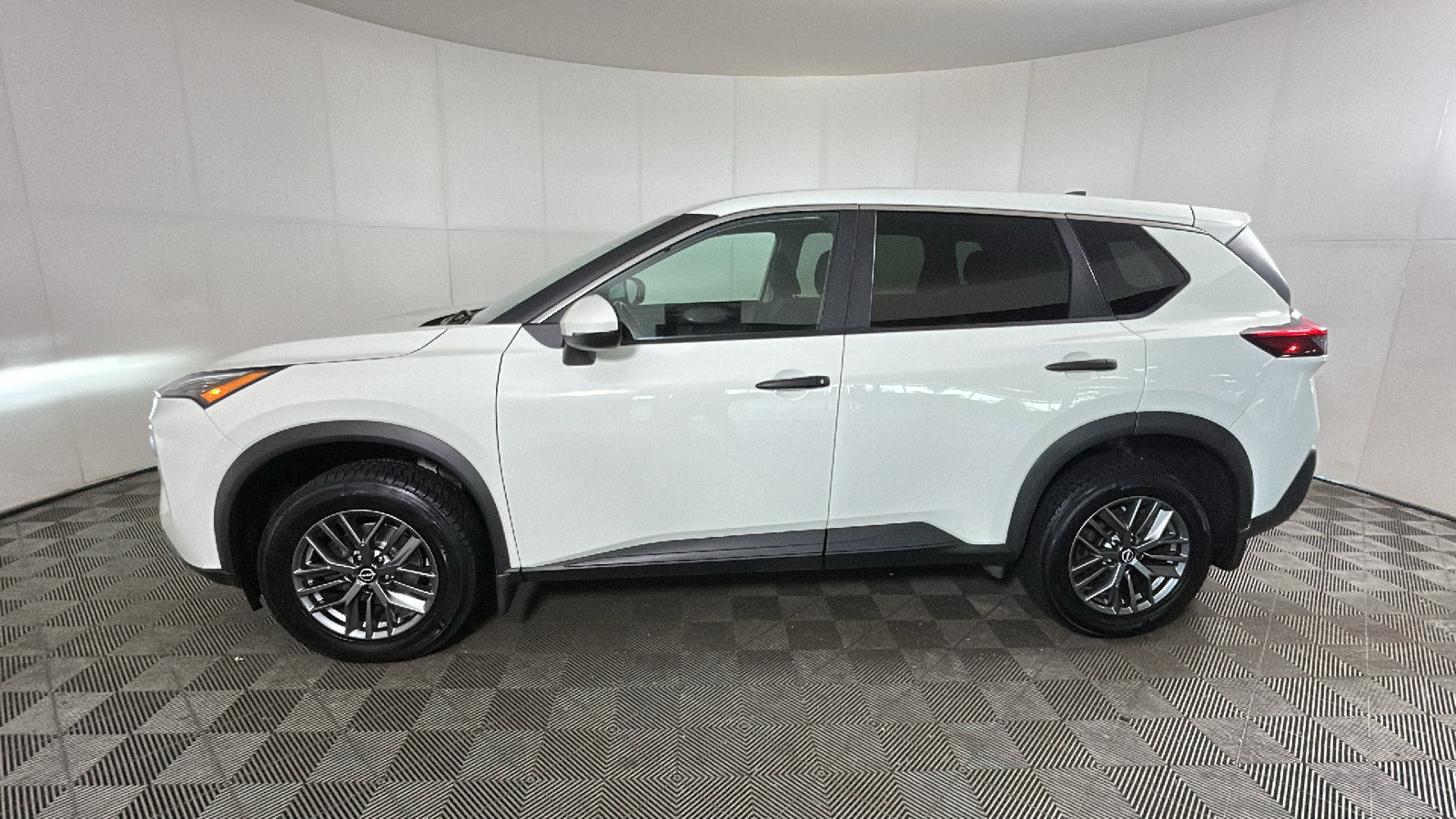 Used 2023 Nissan Rogue S AWD/4WD image 6