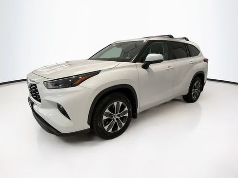 Used 2023 Toyota Highlander XLE AWD/4WD image 3