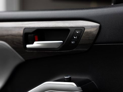 Used 2021 Toyota Highlander Platinum image 26