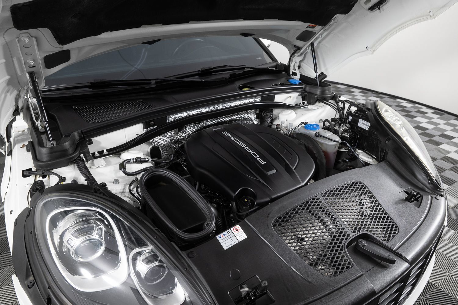 Used 2018 Porsche Macan AWD/4WD image 41