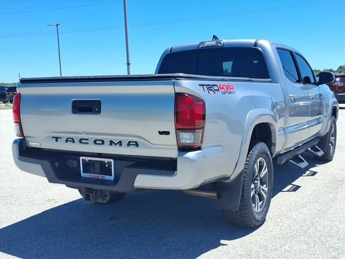 Used 2019 Toyota Tacoma TRD Sport AWD/4WD image 2