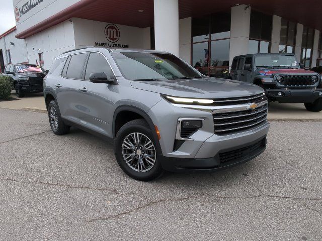 Used 2024 Chevrolet Traverse LT FWD image 3