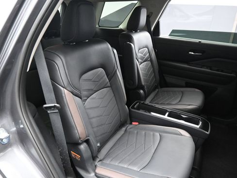 Certified 2025 Nissan Pathfinder Platinum FWD image 13