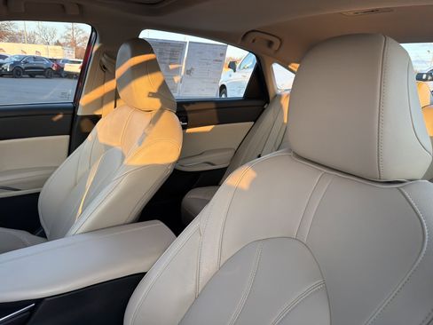 Used 2020 Toyota Avalon XLE image 10