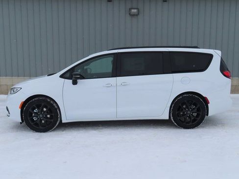 New 2026 Chrysler Pacifica Limited w/ S Appearance Package FWD image 9