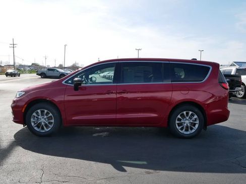 New 2026 Chrysler Pacifica Select image 4