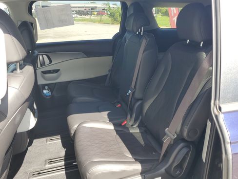 Used 2022 Kia Carnival LX image 10