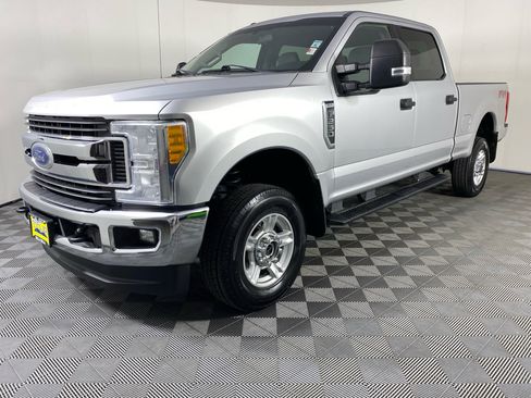 Used 2017 Ford F250 XLT w/ XLT Value Package AWD/4WD image 3