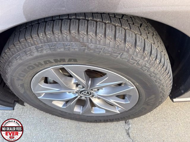 Used 2021 Toyota Sienna XLE w/ XLE Plus Package FWD image 2