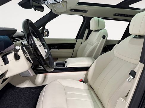 New 2025 Land Rover Range Rover Long Wheelbase SE image 9