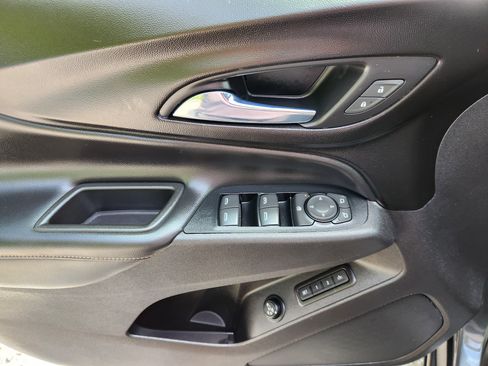 Used 2018 Chevrolet Equinox Premier FWD image 16