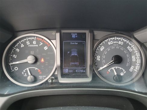 Used 2020 Toyota Tacoma TRD Sport image 8