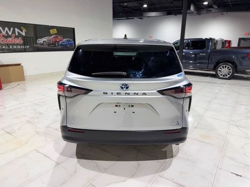 Used 2023 Toyota Sienna LE FWD image 9