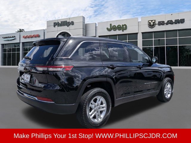 Used 2023 Jeep Grand Cherokee Laredo RWD image 3