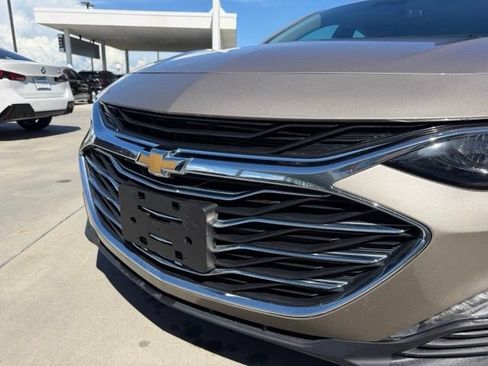 Used 2025 Chevrolet Malibu LT FWD image 3