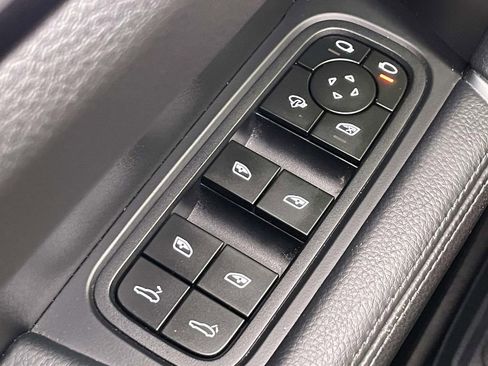 Used 2023 Porsche Cayenne Platinum Edition image 39