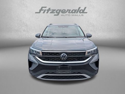 Used 2024 Volkswagen Taos SE w/ Panoramic Sunroof Package AWD/4WD image 2