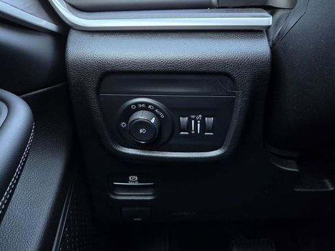 Used 2023 Jeep Grand Cherokee Limited w/ Black Appearance Package image 17