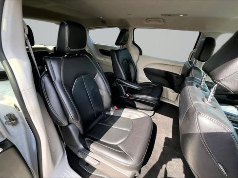 Used 2022 Chrysler Pacifica Touring-L FWD image 25
