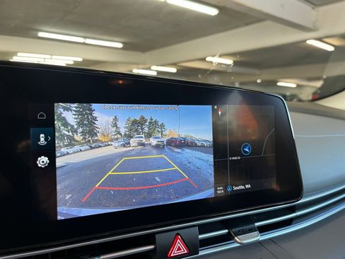 Used 2025 Hyundai Elantra SEL image 17