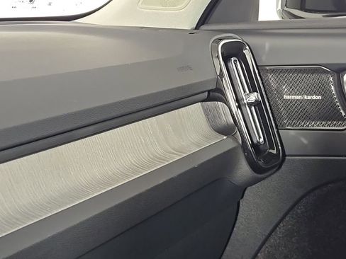 Used 2024 Volvo XC40 B5 Ultimate w/ Climate Package image 32