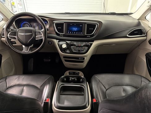 Used 2019 Chrysler Pacifica Touring-L FWD image 11