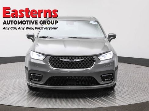 Used 2022 Chrysler Pacifica Touring-L image 2