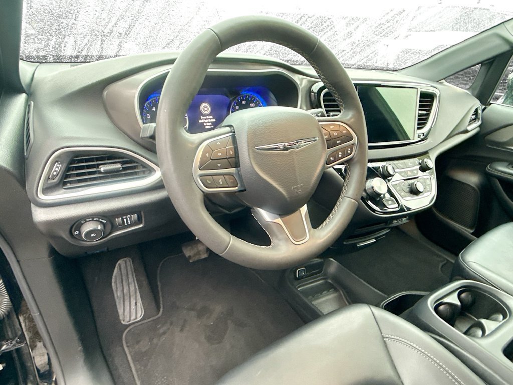 Used 2025 Chrysler Pacifica Select FWD image 12