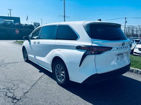 Used 2022 Toyota Sienna LE image 6