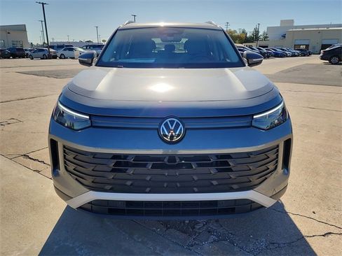 New 2025 Volkswagen Tiguan SE image 9