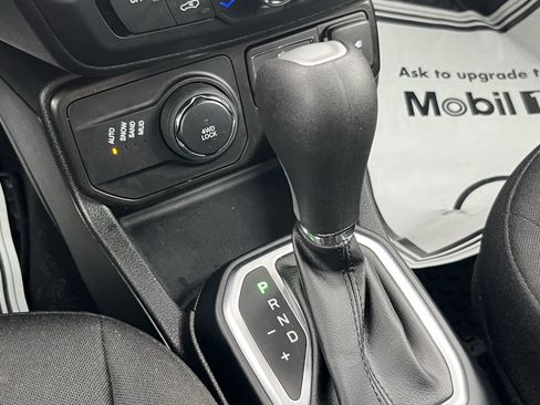 Used 2021 Jeep Renegade Latitude w/ Convenience Group AWD/4WD image 29