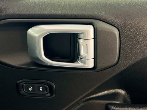 Used 2024 Jeep Wrangler Unlimited image 32