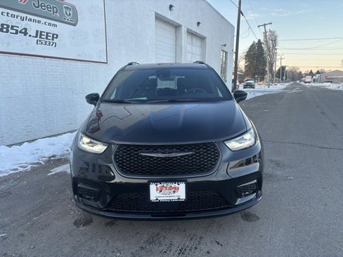 New 2026 Chrysler Pacifica Limited w/ S Appearance Package image 2