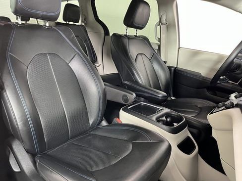 Used 2021 Chrysler Pacifica Touring-L image 42