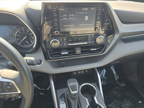 Used 2020 Toyota Highlander XLE image 29