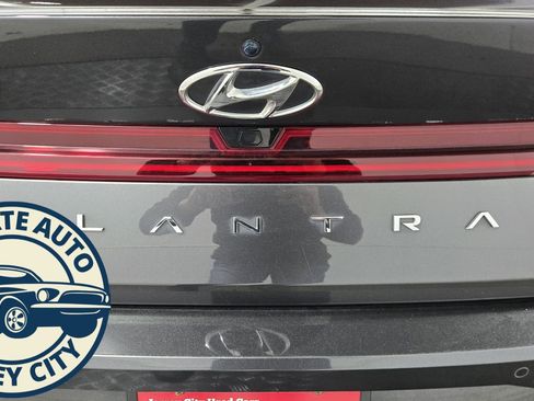 Used 2023 Hyundai Elantra Limited w/ Preferred Accessory Package image 28