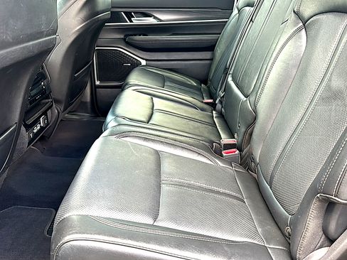 Used 2023 Jeep Wagoneer L Series II AWD/4WD image 18