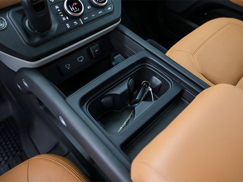 Used 2024 Land Rover Defender 110 SE image 23