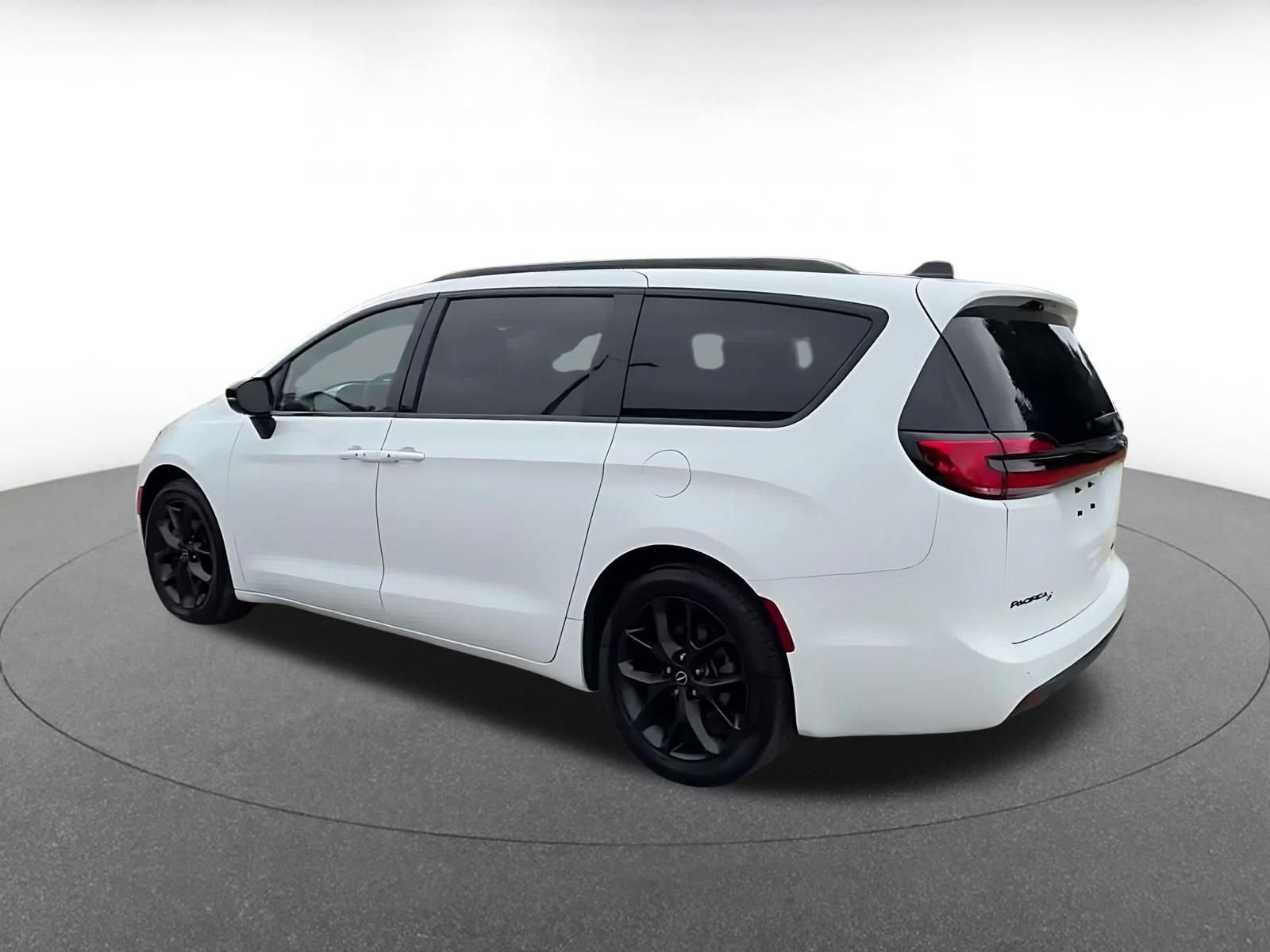 Used 2025 Chrysler Pacifica Limited FWD image 9