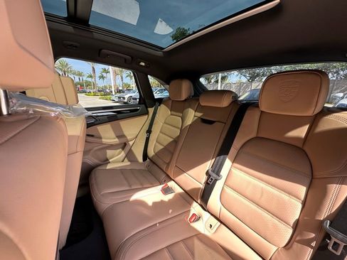 Used 2025 Porsche Macan image 28