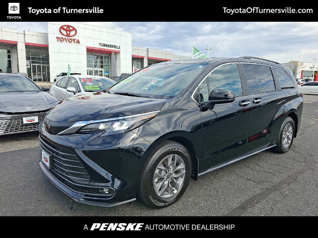 Used 2026 Toyota Sienna XLE FWD image 1