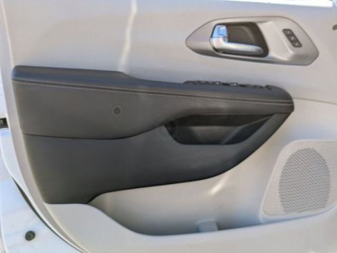 Used 2023 Chrysler Pacifica Touring-L image 14