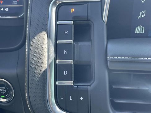 Used 2023 Chevrolet Suburban Premier image 28