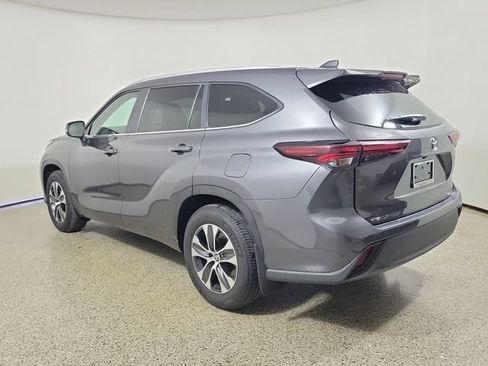 Used 2025 Toyota Highlander XLE FWD image 7