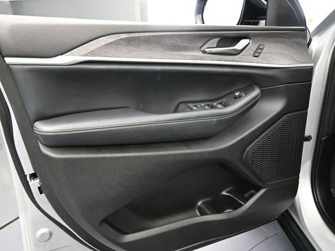 Used 2023 Jeep Grand Cherokee L Limited image 16