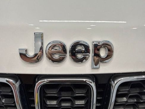 Used 2020 Jeep Grand Cherokee Limited AWD/4WD image 12
