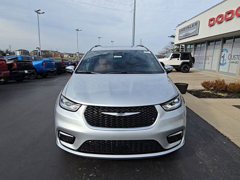 New 2026 Chrysler Pacifica Pinnacle image 2