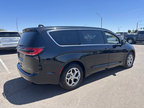 Used 2024 Chrysler Pacifica Limited FWD image 4