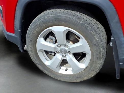 Used 2019 Jeep Compass Latitude FWD image 18